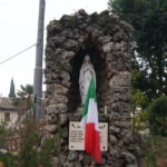 Lastra in marmo dedicata ai caduti delle due guerre mondiali