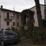 Lastra in marmo dedicata ai caduti delle due guerre mondiali