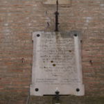 Lastra di Badiola collocata sul muro del campanile