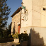 Lapide in marmo collocata sul muro del campanile della chiesa di Pilonico Materno
