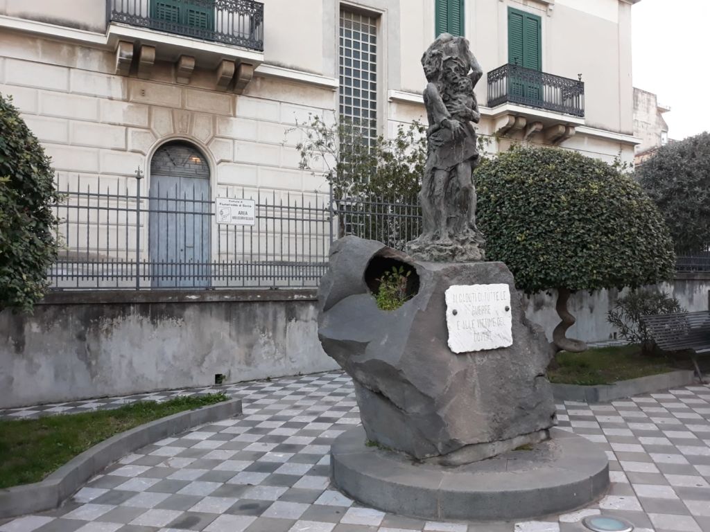 Monumento ai Caduti di Fiumefreddo di Sicilia | Pietre