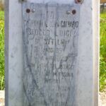 Visione frontale ravvicinata con iscrizione completa