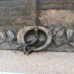 Monumento Caduti Musano, elmetto