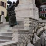 Particolare della donna che scende la scalinata