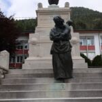 Donna che scende la scala con il bambino in braccio