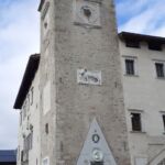 La lapide commemorativa è collocata sulla torre del Palazzo della Magnifica Comunità di Cadore.