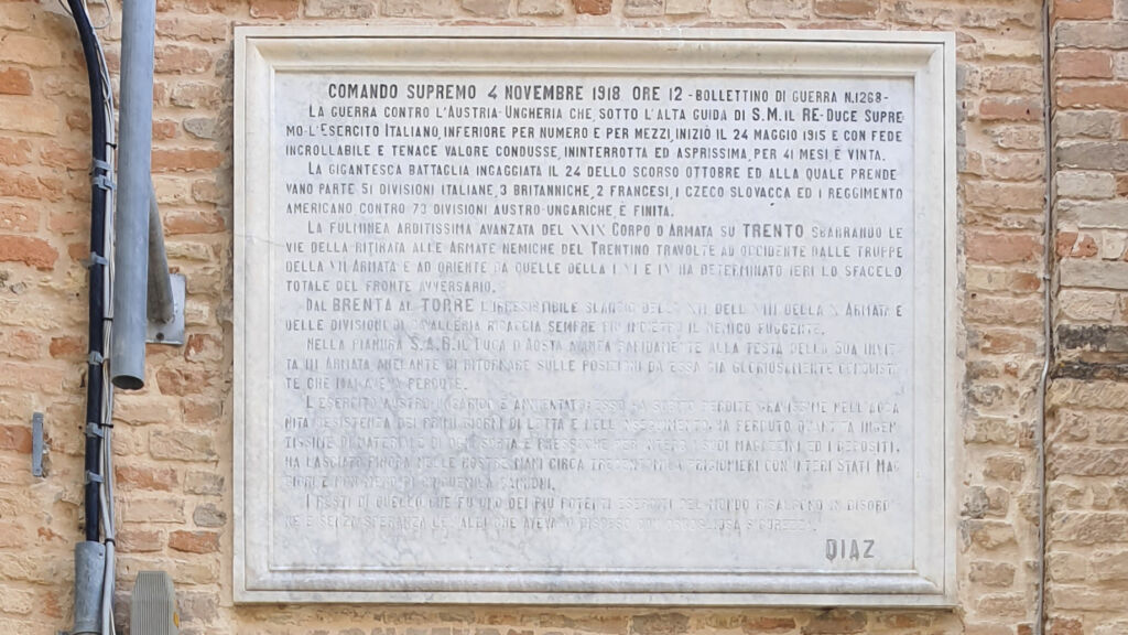 Pietra recante il testo del Bollettino della Vittoria n. 1268 emesso dal Comando Supremo il 4 novembre 1918, a firma del Generale Armando Diaz.