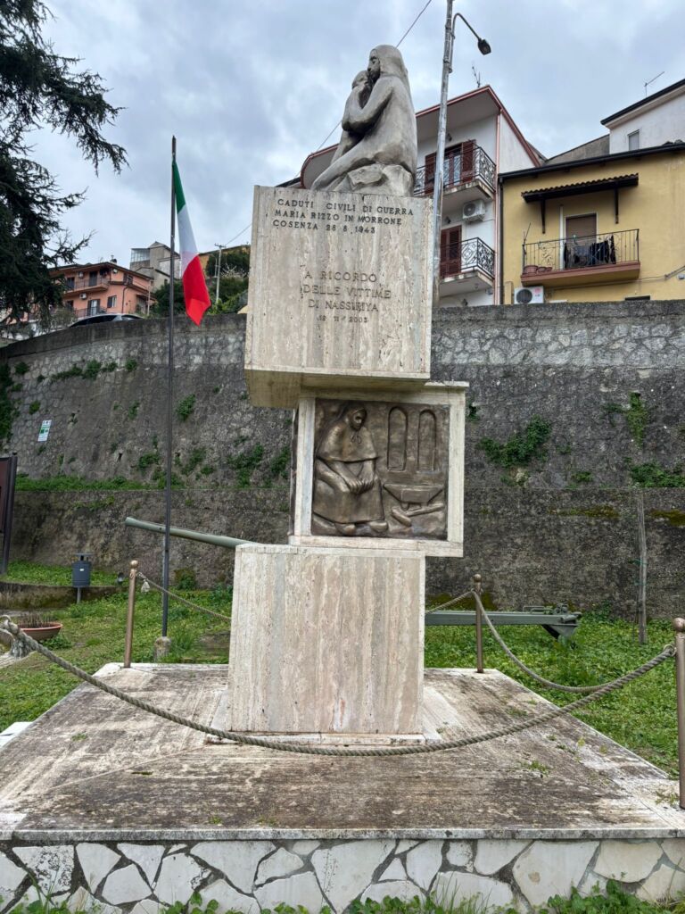 Iscrizione sul retro del monumento dedicata alle vittime di guerra