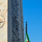 Colonna del monumento con elenco verticale dei nomi dei caduti