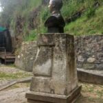 Vista laterale del busto bronzeo di Settino Luigi su basamento in pietra