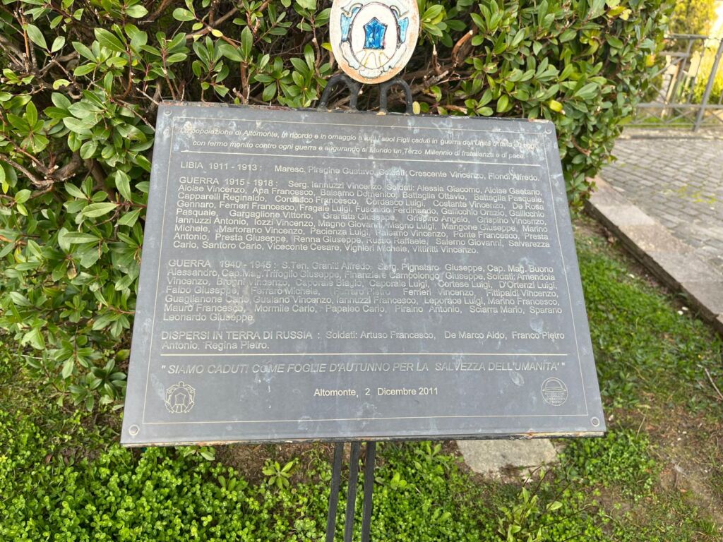Targa commemorativa in metallo con iscrizione posta su un supporto