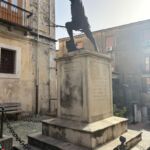 Statua in bronzo di soldato in combattimento del monumento ai caduti di Cerisano