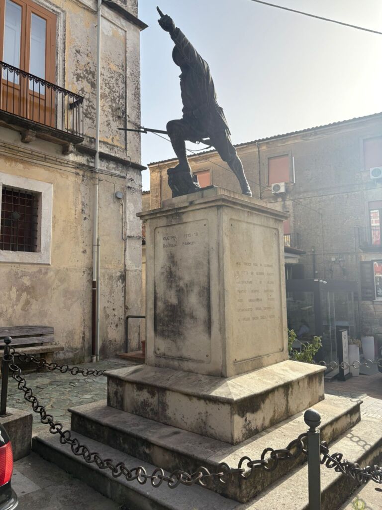 Statua in bronzo di soldato in combattimento del monumento ai caduti di Cerisano