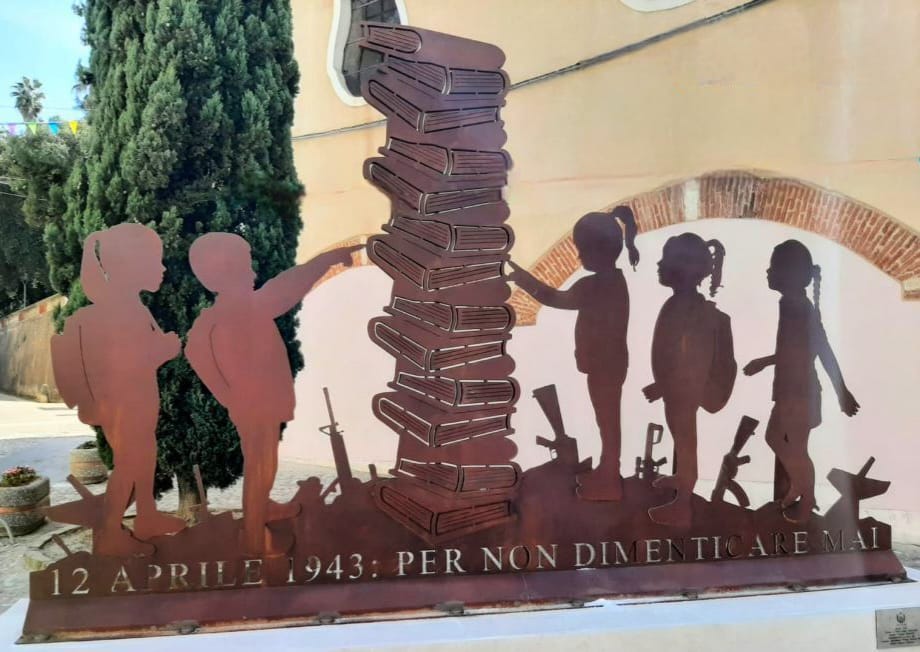 Monumento in acciaio corten dedicato ai bambini vittime del bombardamento del 1943