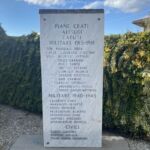 Lapide commemorativa in marmo dedicata ai caduti di Piane Crati delle due guerre mondiali, con nomi incisi.