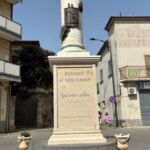 Monumento ai caduti di Torano CS con colonna sormontata da aquila e iscrizione frontale