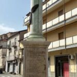 Monumento ai caduti di Torano con lapide nominativa sul lato del basamento